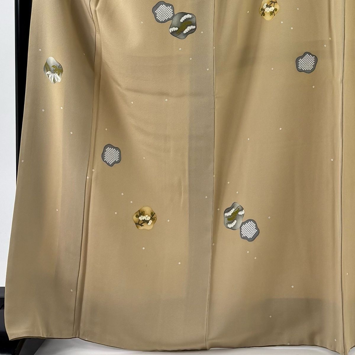 小紋 身丈168.5 cm 裄丈65 M 袷 花井幸子 落款 松竹梅 幾何学 ベージュ 正絹 名品