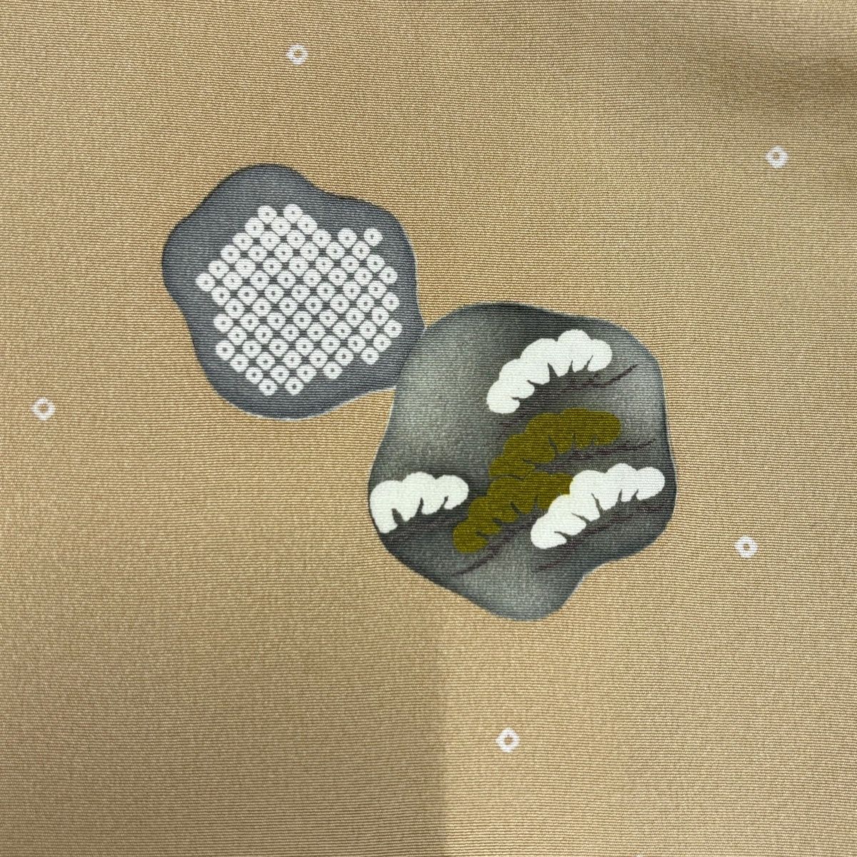  小紋 身丈168.5 cm 裄丈65 M 袷 花井幸子 落款 松竹梅 幾何学 ベージュ 正絹 小紋 着物