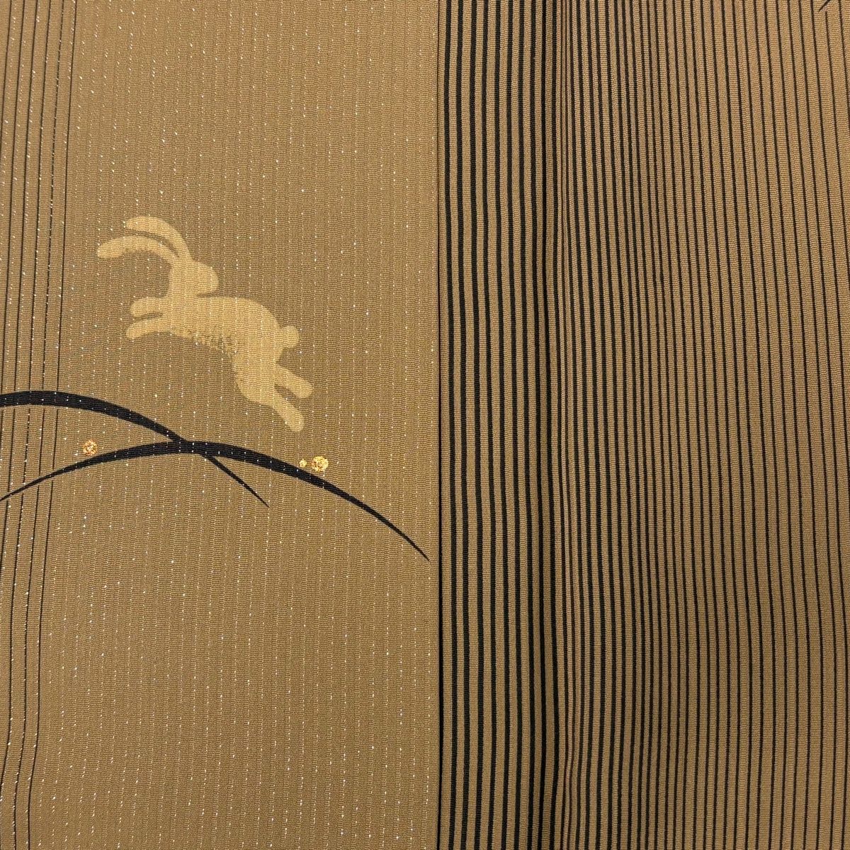  小紋 身丈163 cm 裄丈68.5 L 袷 うさぎ 縦縞 金彩 銀通し 茶色 正絹 小紋 着物