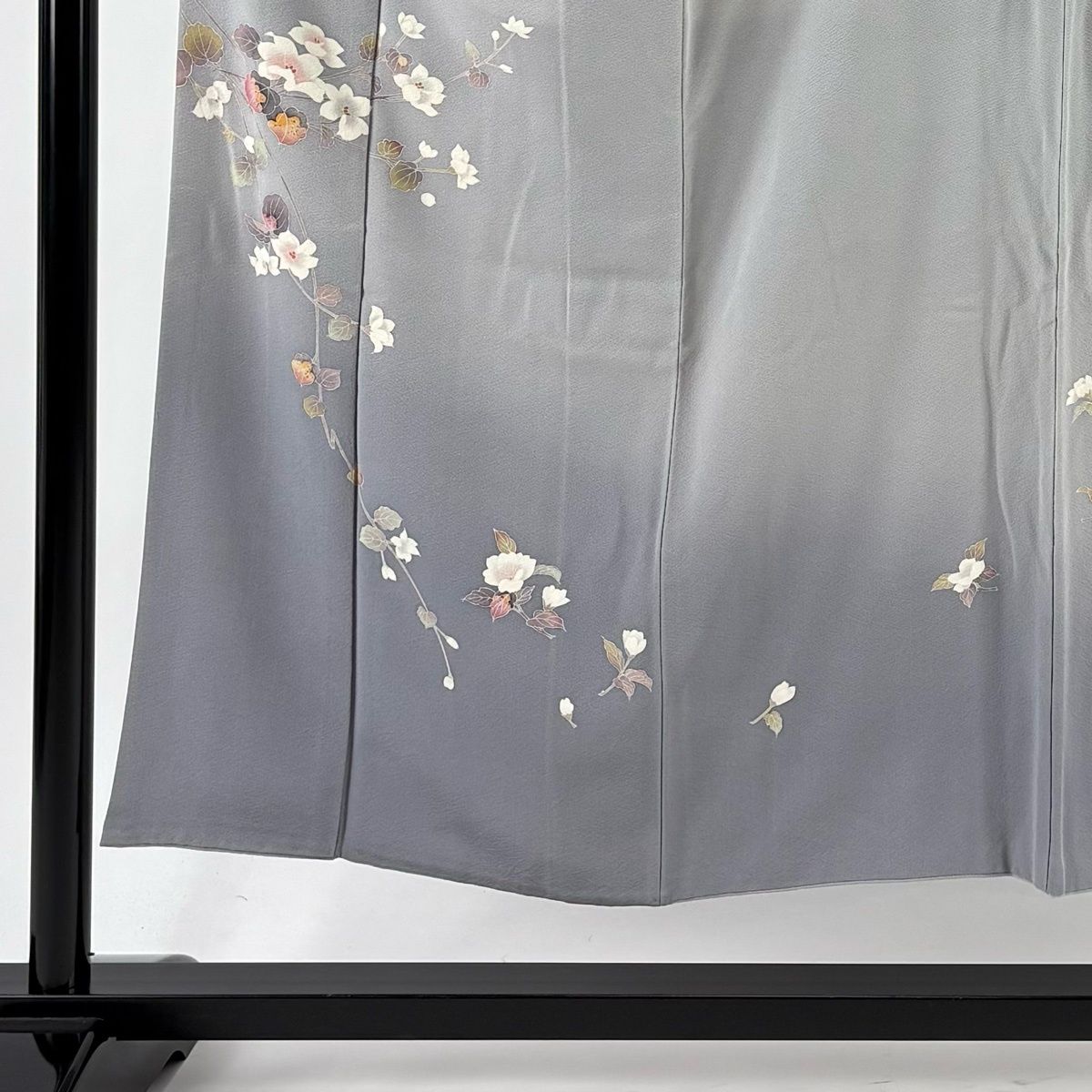 付下げ 身丈151 cm 裄丈62.5 S 袷 百貫達雄 落款 枝花 ぼかし 灰色 正絹 名品 一つ紋