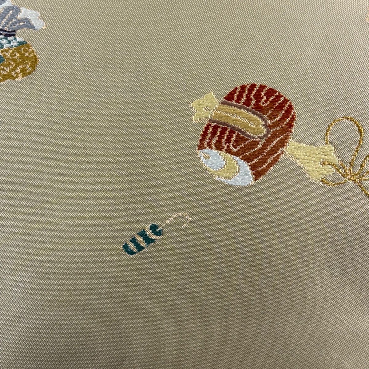 開き名古屋帯 秀品 宝尽くし 金糸 箔 ベージュ 正絹