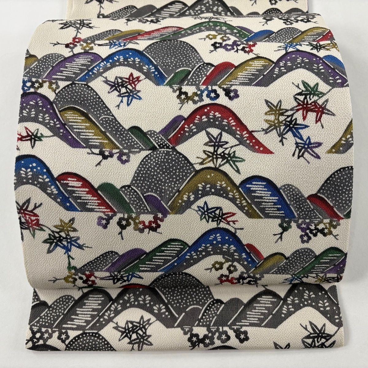 開き名古屋帯 名品 落款 剣持晃玄 型絵染 江戸型絵草木染 山なみ 梅竹 縮緬 クリーム 正絹
