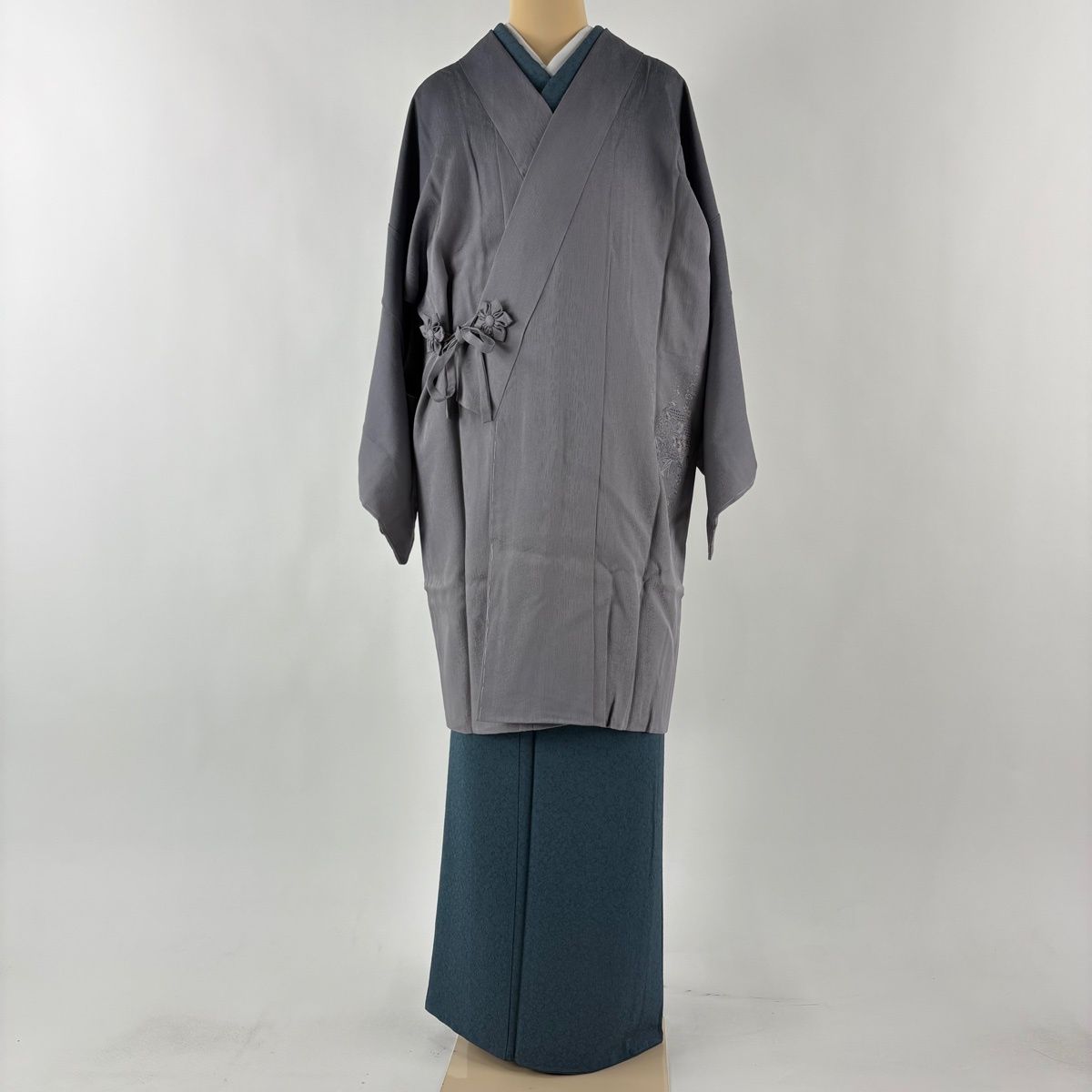 道中着 身丈96 cm 裄丈66 M 和装コート 着物衿 雪輪 松竹梅 刺繍 金糸 灰色 正絹 秀品