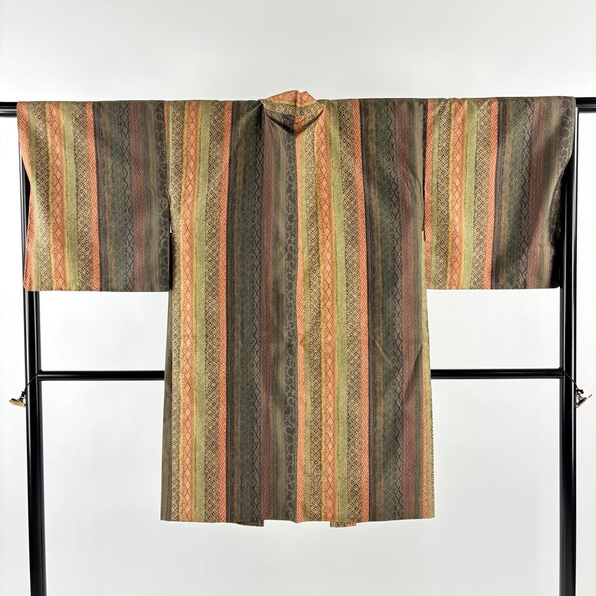 羽織 身丈102.5 cm 裄丈68.5 L 大島紬地 鈴乃屋 証紙 縞 幾何学模様 茶緑色 正絹 秀品
