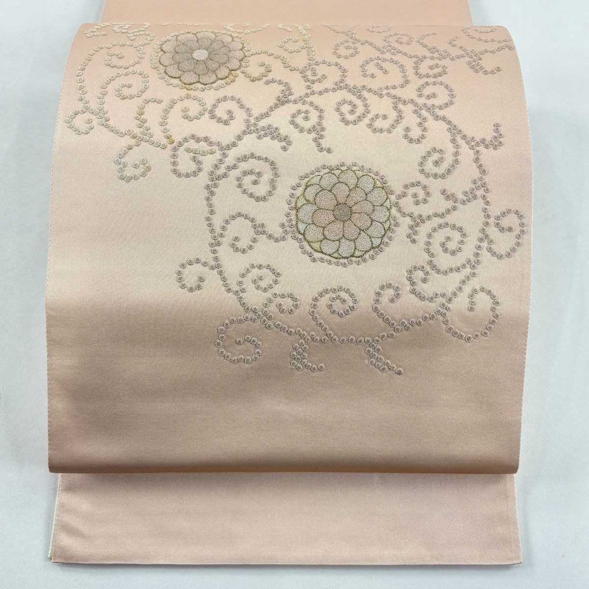 袋帯 秀品 菊 唐草 相良刺繍 金糸 薄ピンク お太鼓柄 正絹 【中古