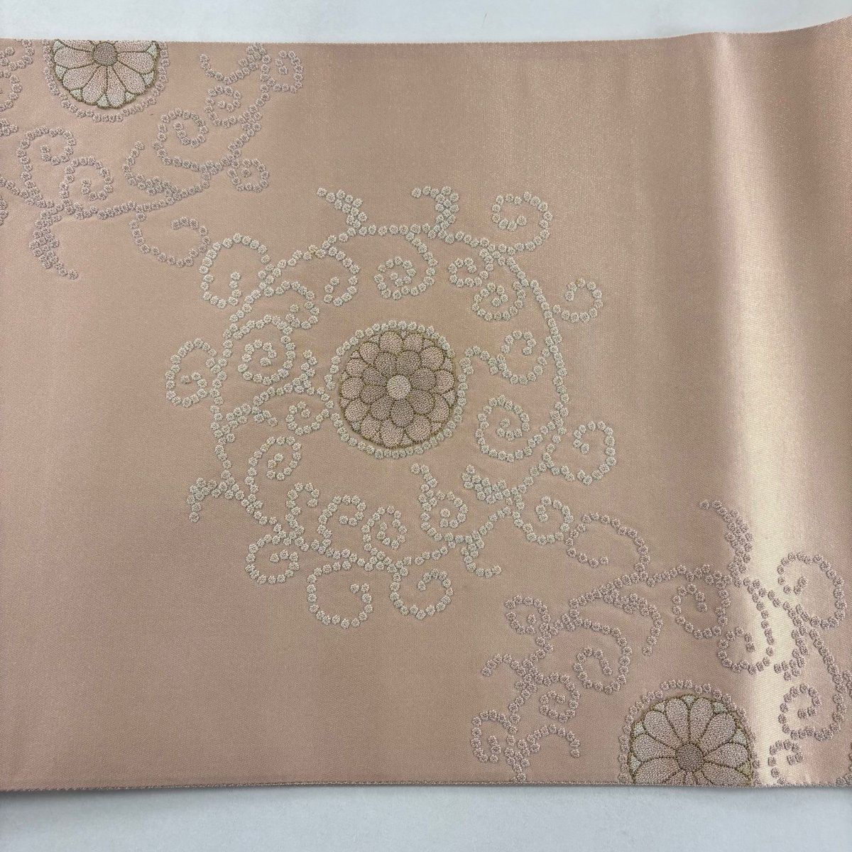 袋帯 秀品 菊 唐草 相良刺繍 金糸 薄ピンク お太鼓柄 正絹 【中古