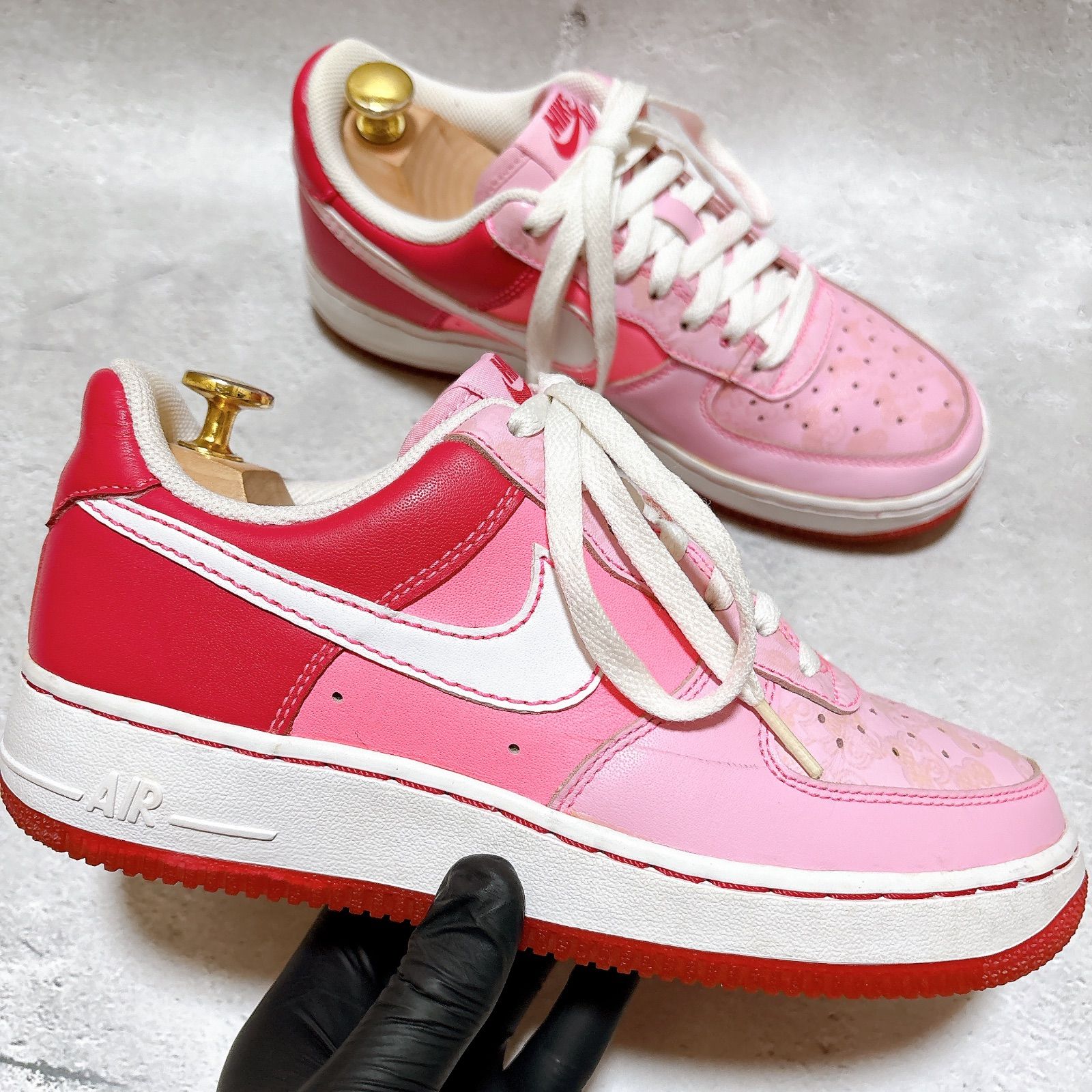 NIKE W AIR FORCE 1 '07 赤　バラ　24.5cmスニーカー NIKE W AIR FORCE 1 '07 赤 バラ 24.5cmスニーカー - メルカリ