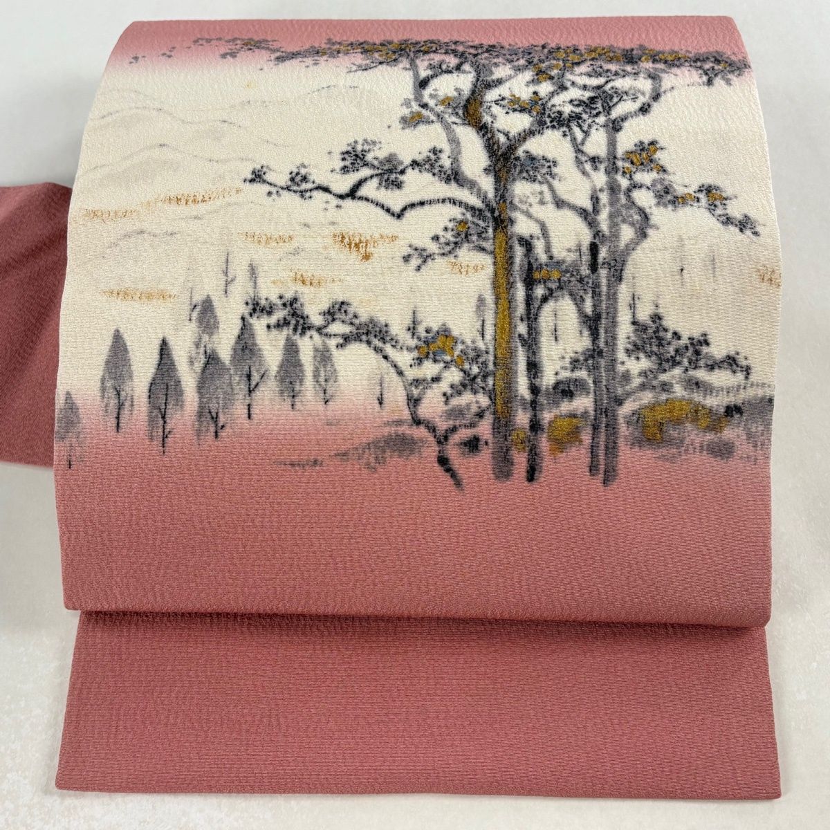 美品】 名古屋帯 秀品 落款 山科春宣 樹木 金彩 縮緬 ピンク 正絹