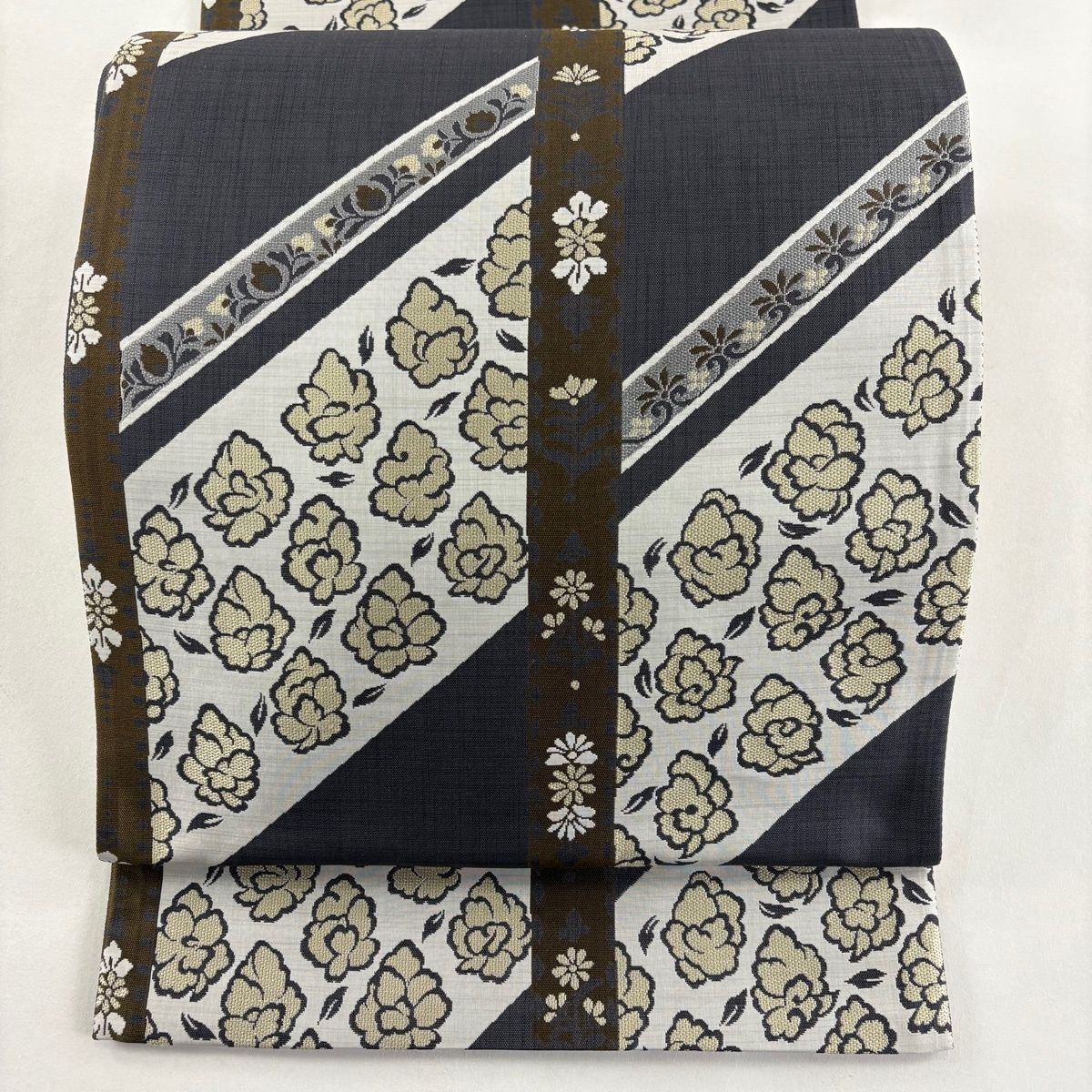 美品】 袋帯 秀品 草花 斜縞 刺繍 灰色 全通 正絹 【中古】 - メルカリ