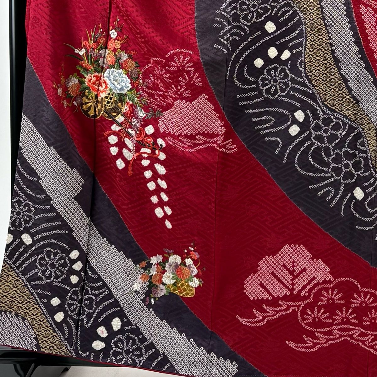 振袖 身丈160 cm 裄丈65 M 袷 花籠 松 絞り 刺繍 赤 正絹 秀品