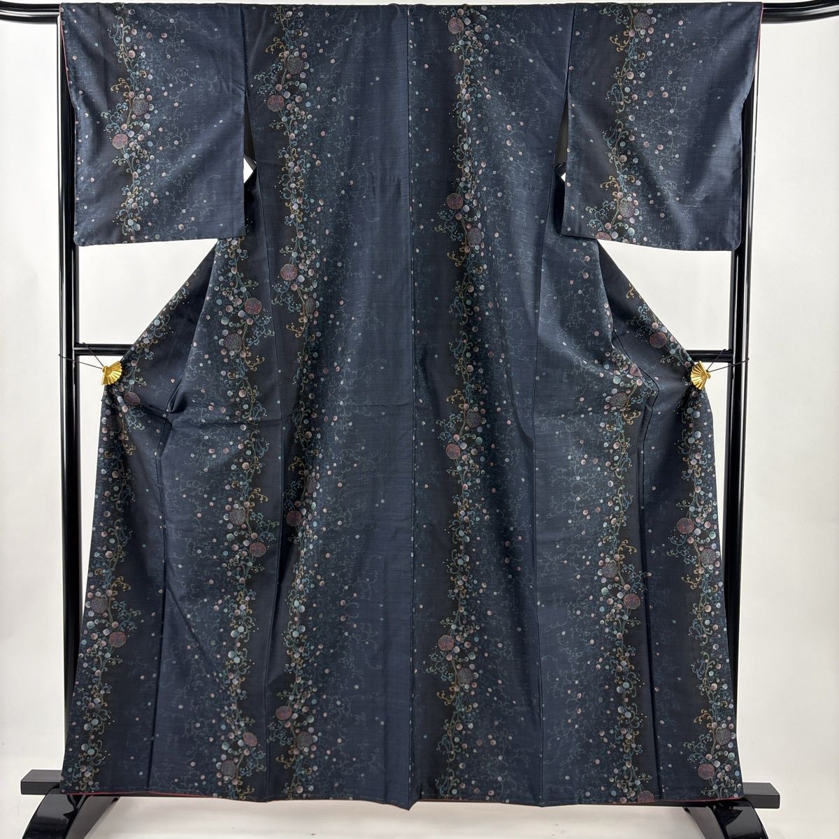 未使用 大島紬 丈166 裄67.5 証紙あり 大島紬 身丈161.5cm 裄丈67cm M 袷 証紙 華文 唐草 泥染 紺色 正絹 秀