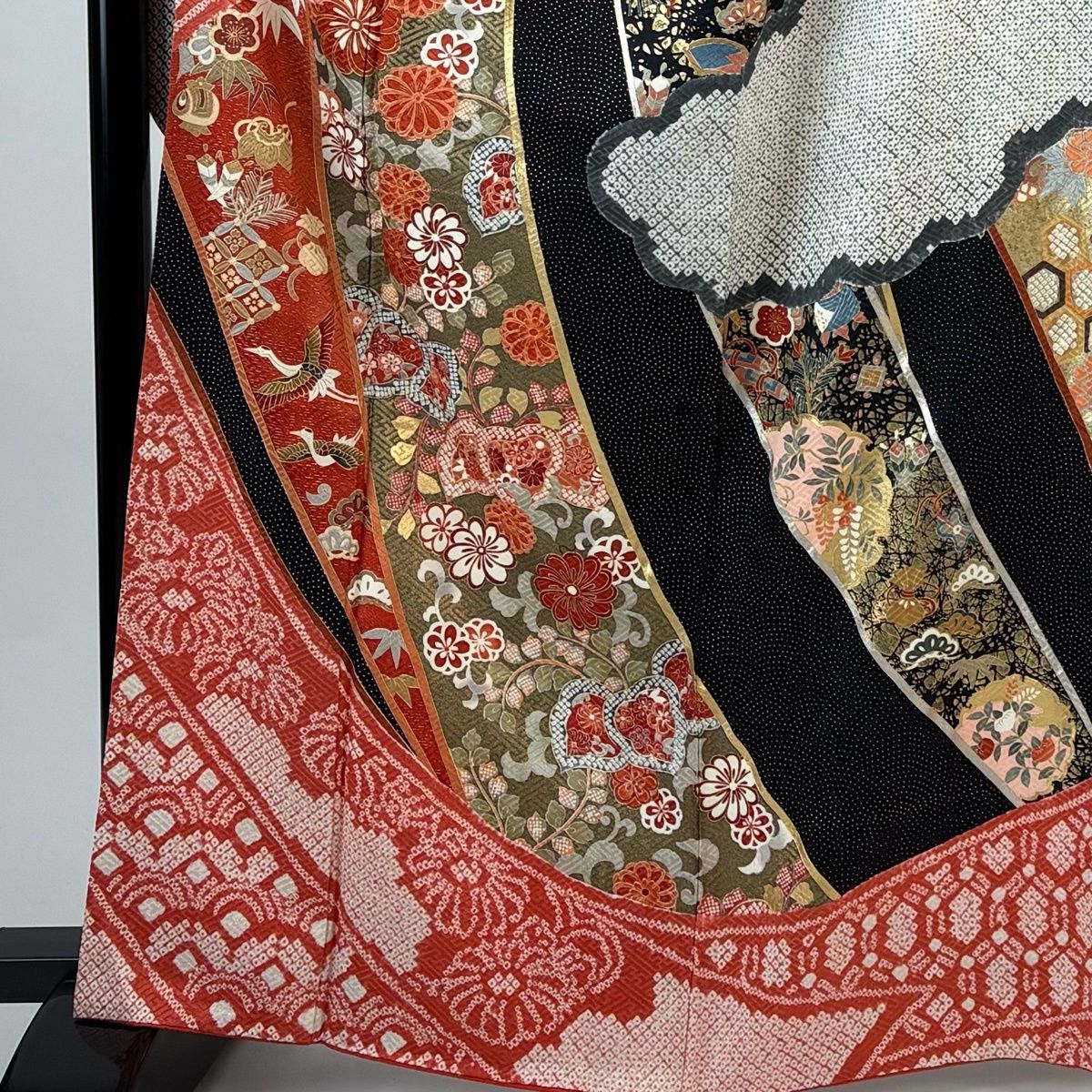 振袖 身丈163 cm 裄丈67 M 袷 草花 宝尽くし 金彩 絞り 朱色 正絹 秀品