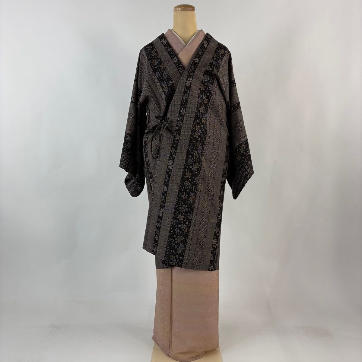 道中着 身丈105.5 cm 裄丈67.5 L 大島紬地 純泥染 ショール付き 証紙 梅 縞 焦茶色 正絹 秀品