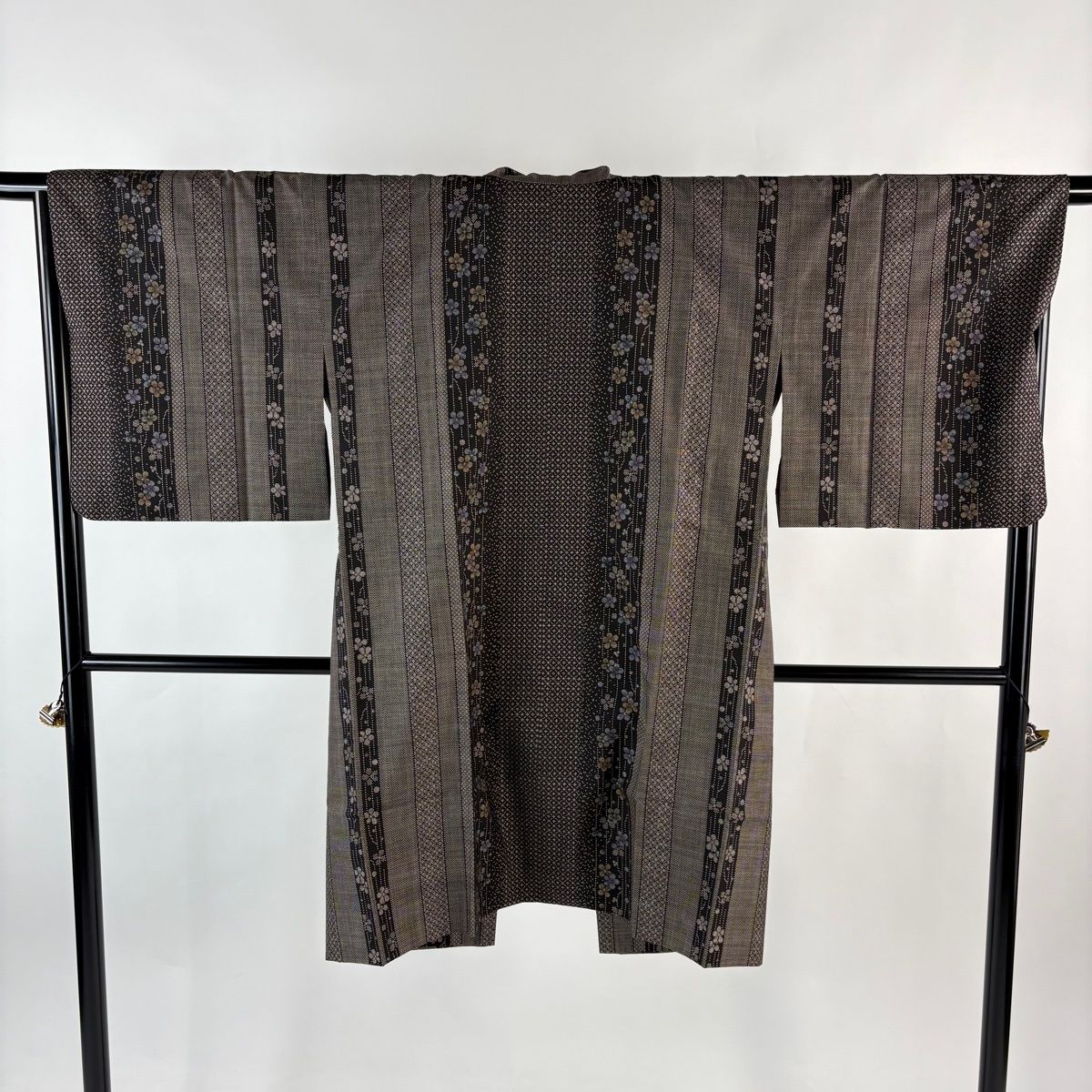 道中着 身丈105.5 cm 裄丈67.5 L 大島紬地 純泥染 ショール付き 証紙 梅 縞 焦茶色 正絹 秀品