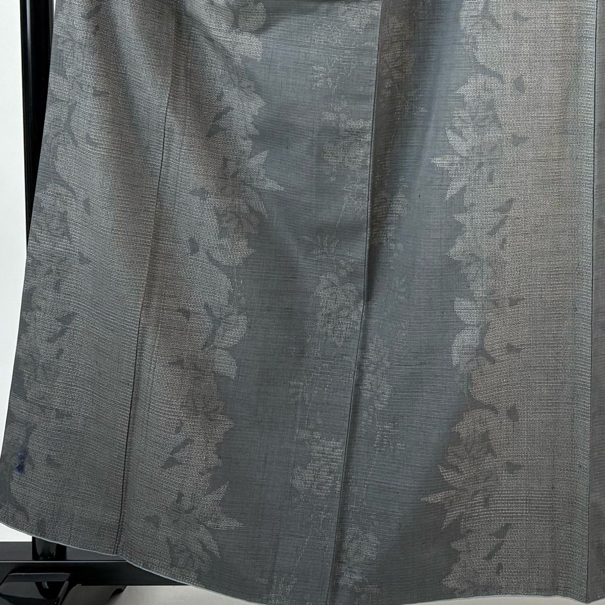 結城紬 身丈159 cm 裄丈65.5 M 袷 はたおり娘 奥順 証紙 シルエット 葡萄唐草 灰色 正絹 秀品