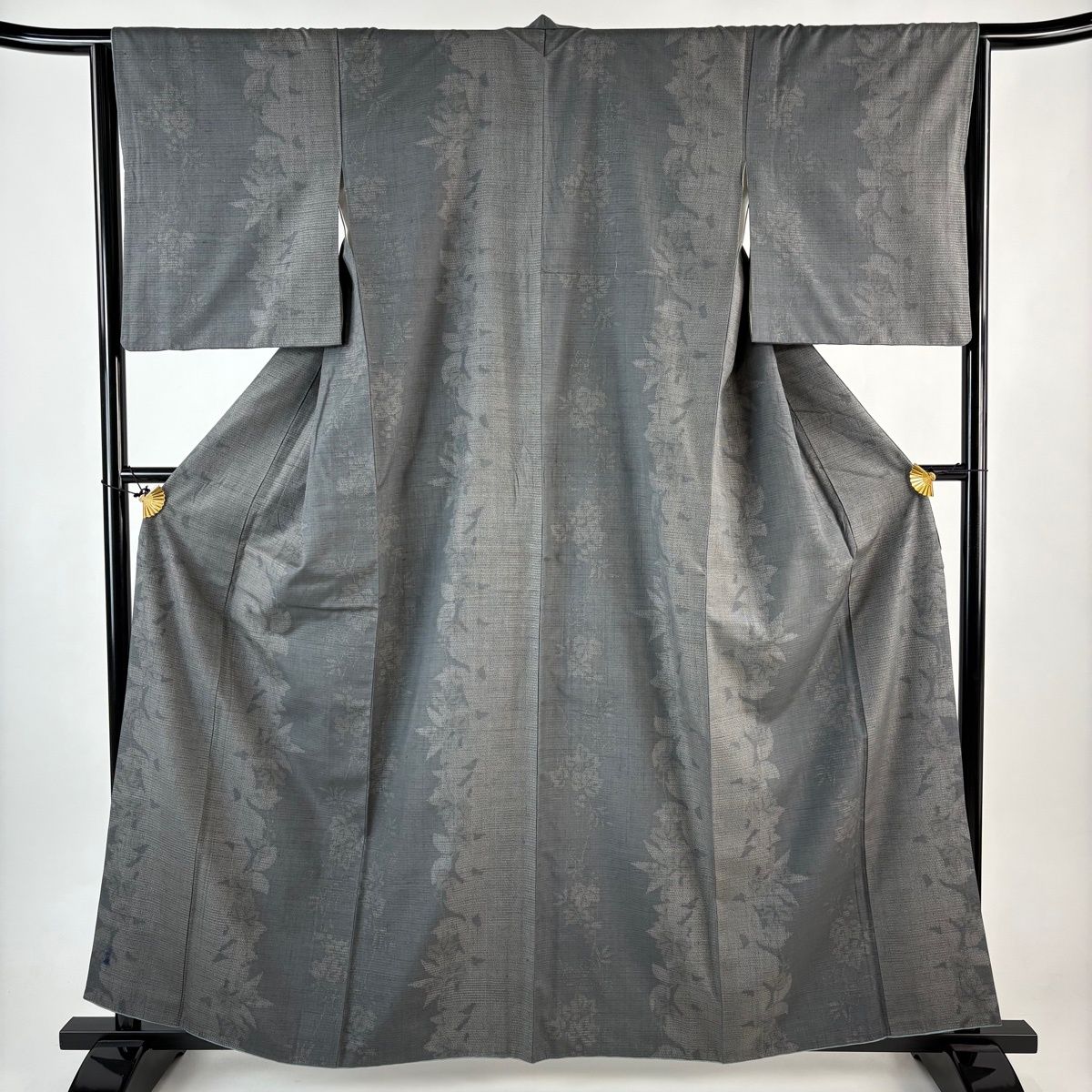 結城紬 身丈159 cm 裄丈65.5 M 袷 はたおり娘 奥順 証紙 シルエット 葡萄唐草 灰色 正絹 秀品