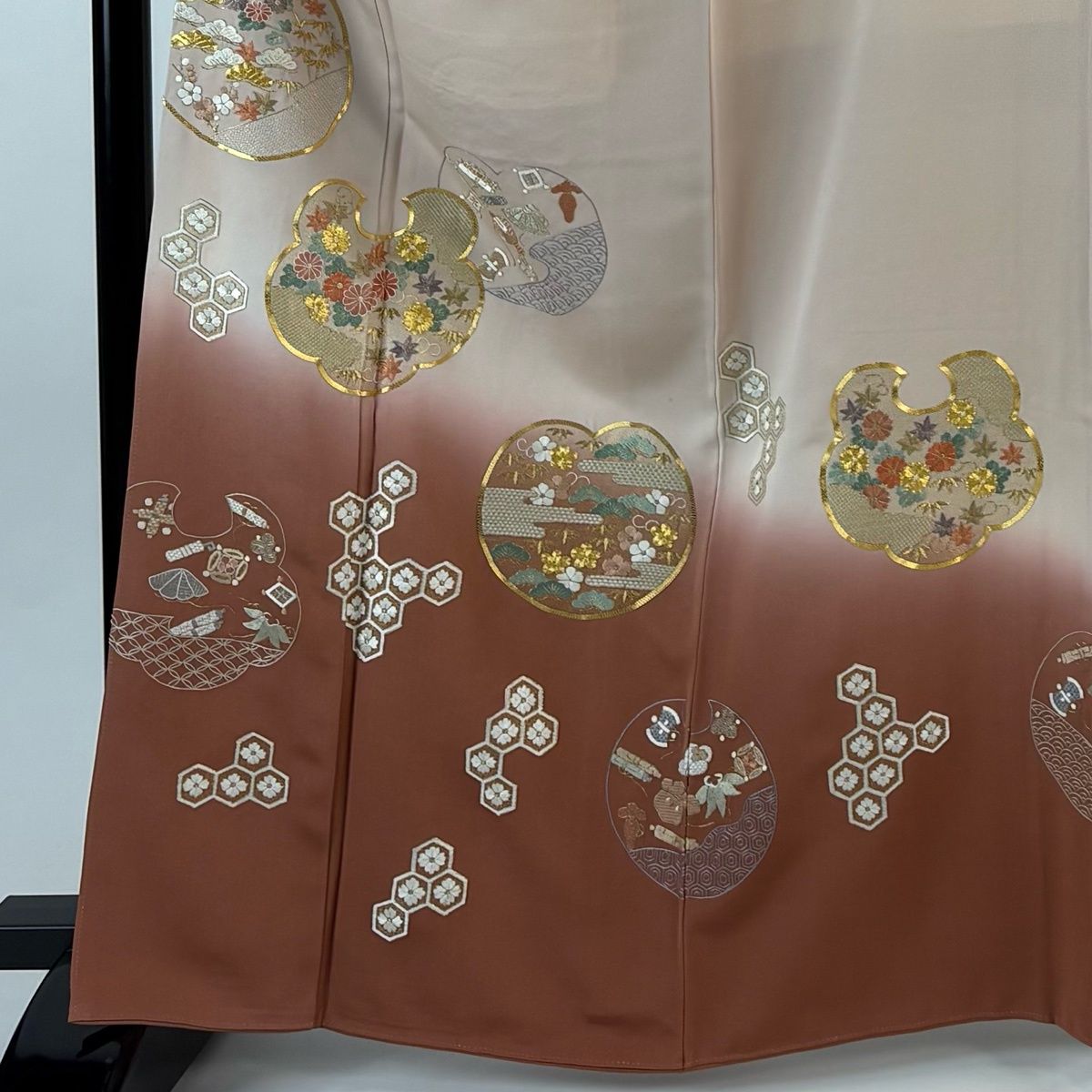 色留袖 身丈165 cm 裄丈65.5 M 袷 草花 宝尽くし 金糸 刺繍 薄ピンク 正絹 秀品 三つ紋