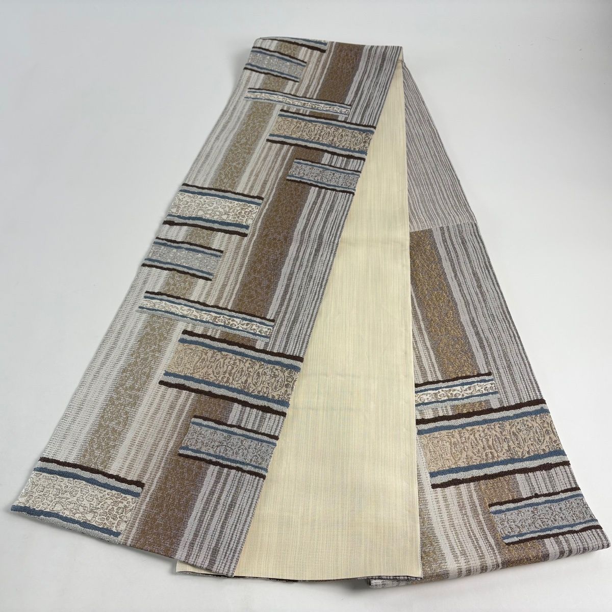美品】 袋帯 名品 証紙 大島紬地 本泥染 縞 幾何学 金銀糸 刺繍 灰色