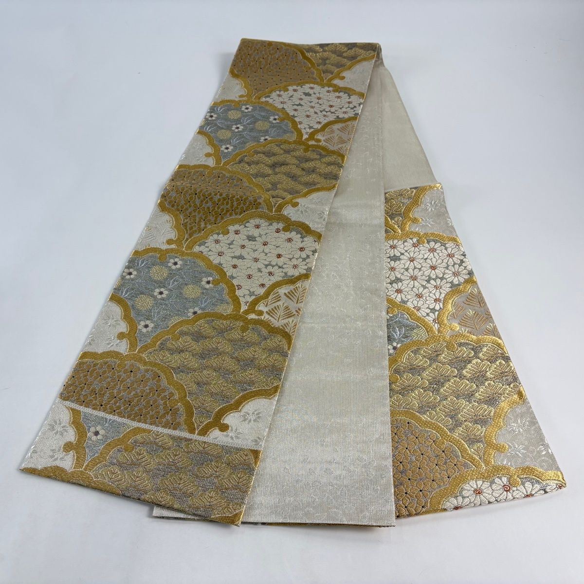 袋帯 名品 鈴乃屋 花 笹蔓 刺繍 金糸 銀色 六通 正絹 【中古】 - メルカリ
