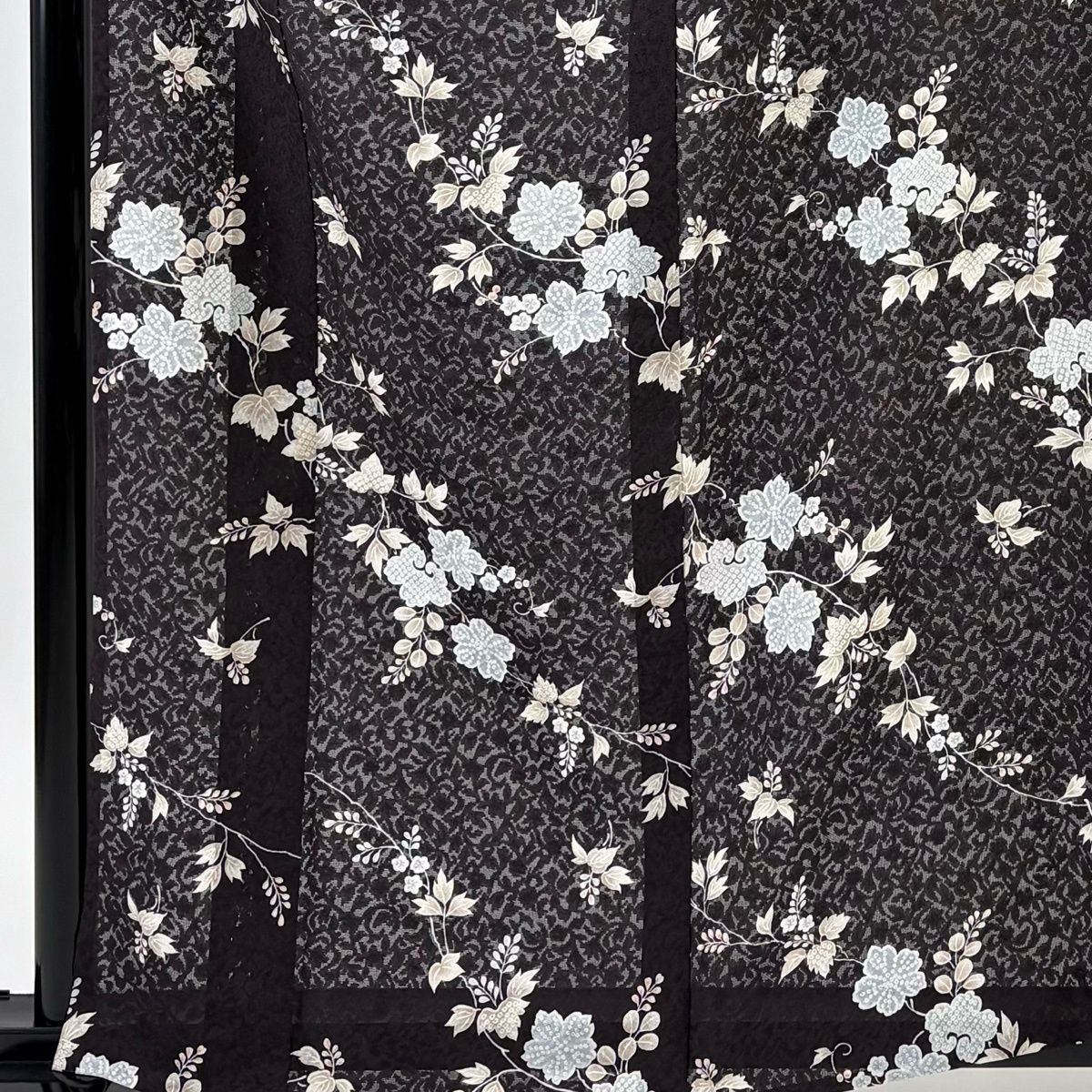 美品】 小紋 身丈162.5cm 裄丈68.5cm L 薄物 紗 やまと 草花 葉柄 黒灰