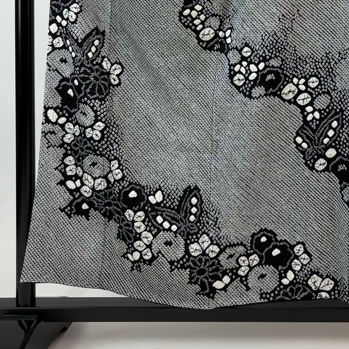 美品】 訪問着 身丈157cm 裄丈65cm M 袷 草花 蝶 総絞り 黒灰 正絹