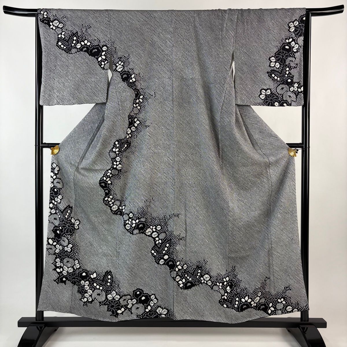 グレー 蝶刺繍 訪問着　染色作家　絞り舞蝶文　着丈158cm　裄丈67cm　正絹 グレー 蝶刺繍 訪問着 染色作家 絞り舞蝶文 着丈158cm 裄丈67cm 正絹