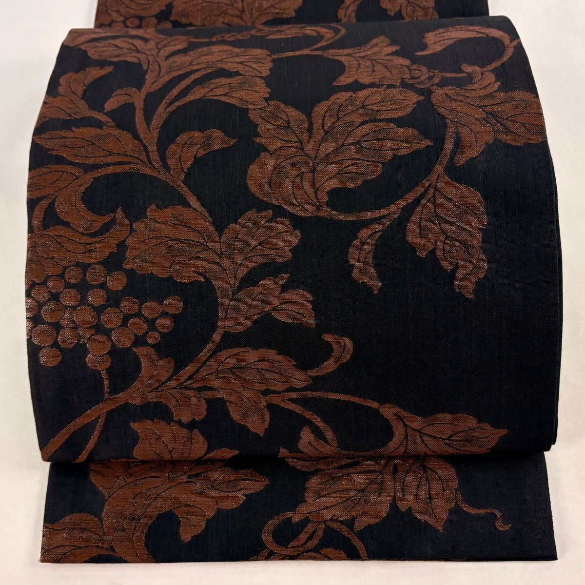 開き名古屋帯 勝山織物 落款 葡萄唐草 箔 墨色 正絹