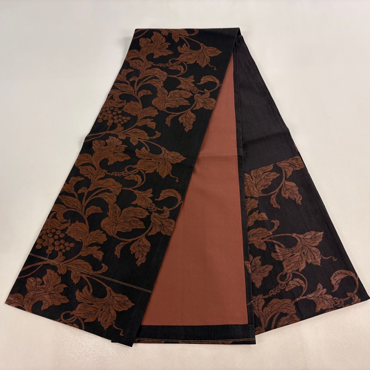 美品】 開き名古屋帯 逸品 勝山織物 落款 葡萄唐草 箔 墨色 正絹