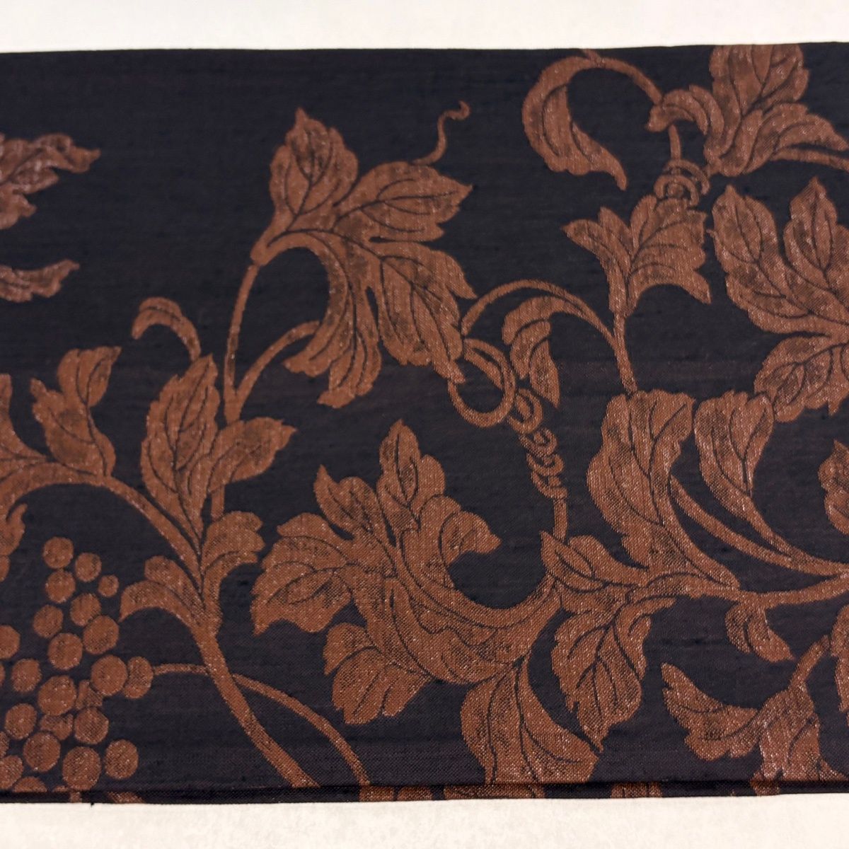 美品】 開き名古屋帯 逸品 勝山織物 落款 葡萄唐草 箔 墨色 正絹