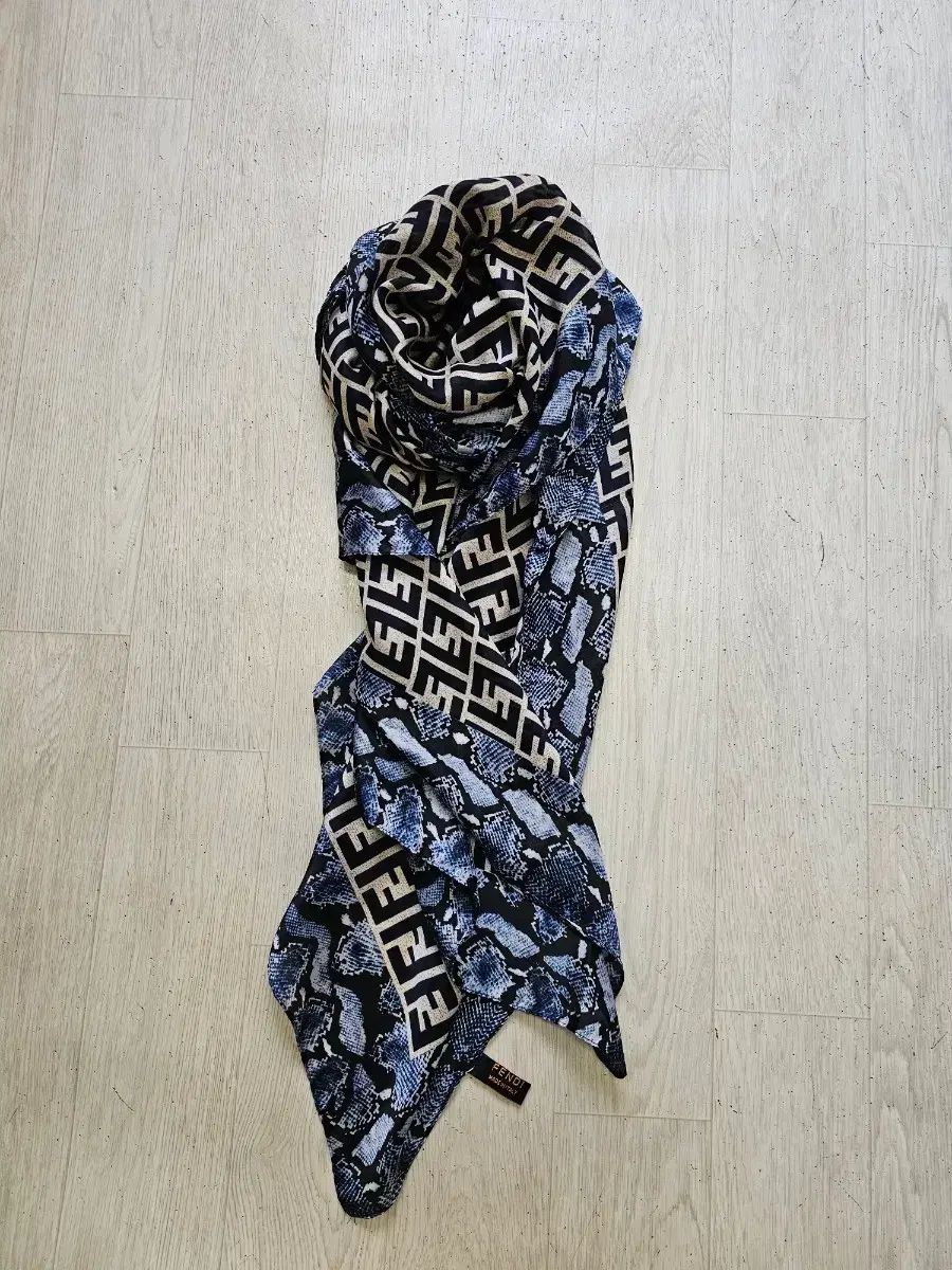 フェンディ シルクスカーフ 187 85