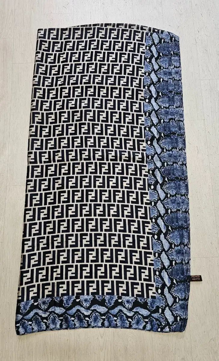 フェンディ シルクスカーフ 187 85