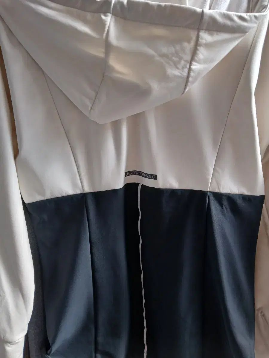 デサント レディース フーディー ジップアップ アイボリー ブラック