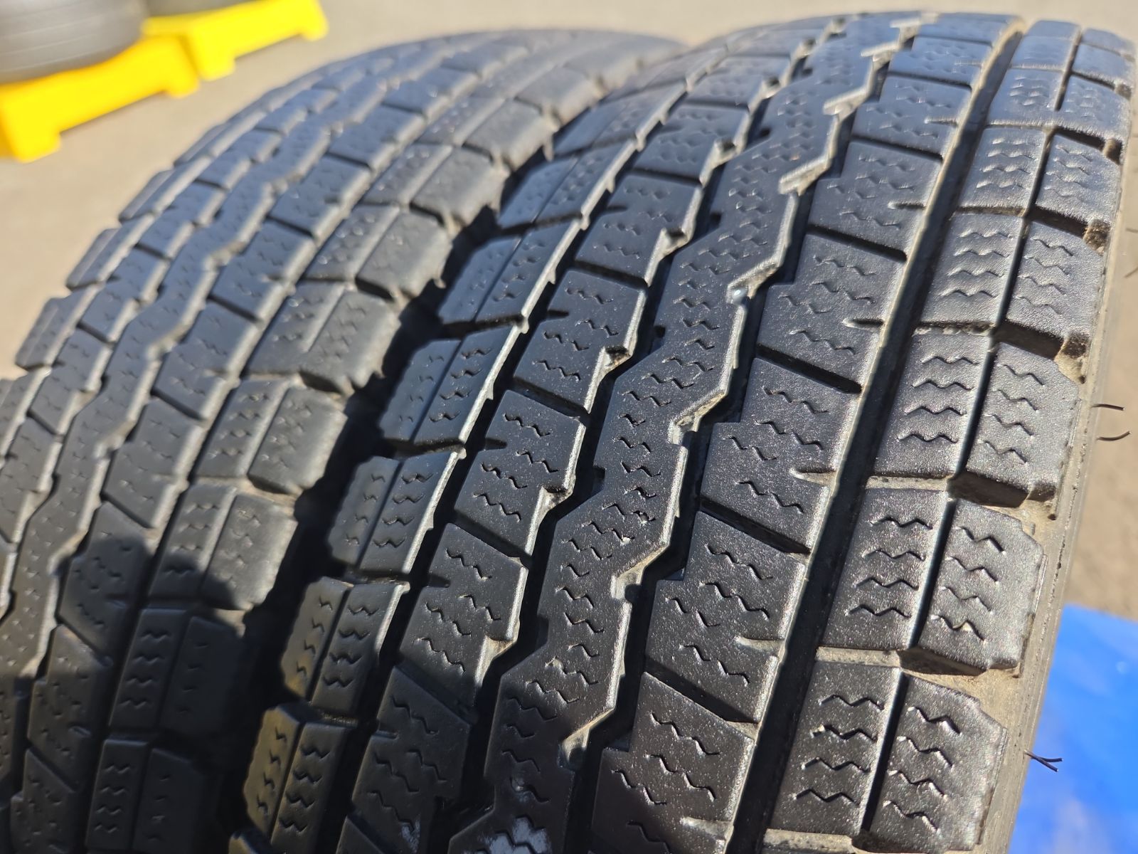 送料無料!! 145/80R12 ダンロップ スタッドレス 2本 23製 トラック