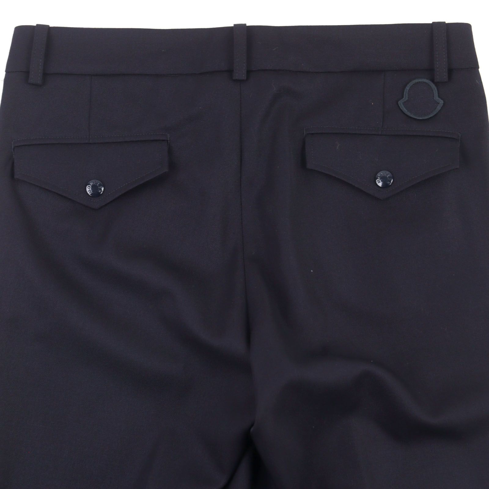 極美品○MONCLER モンクレール 2023年製 I20912A00037 54ANL PANTALONE SPORTIVO ウール100% ロゴワッペン付き スラックス ネイビー 44 正規品 メンズ