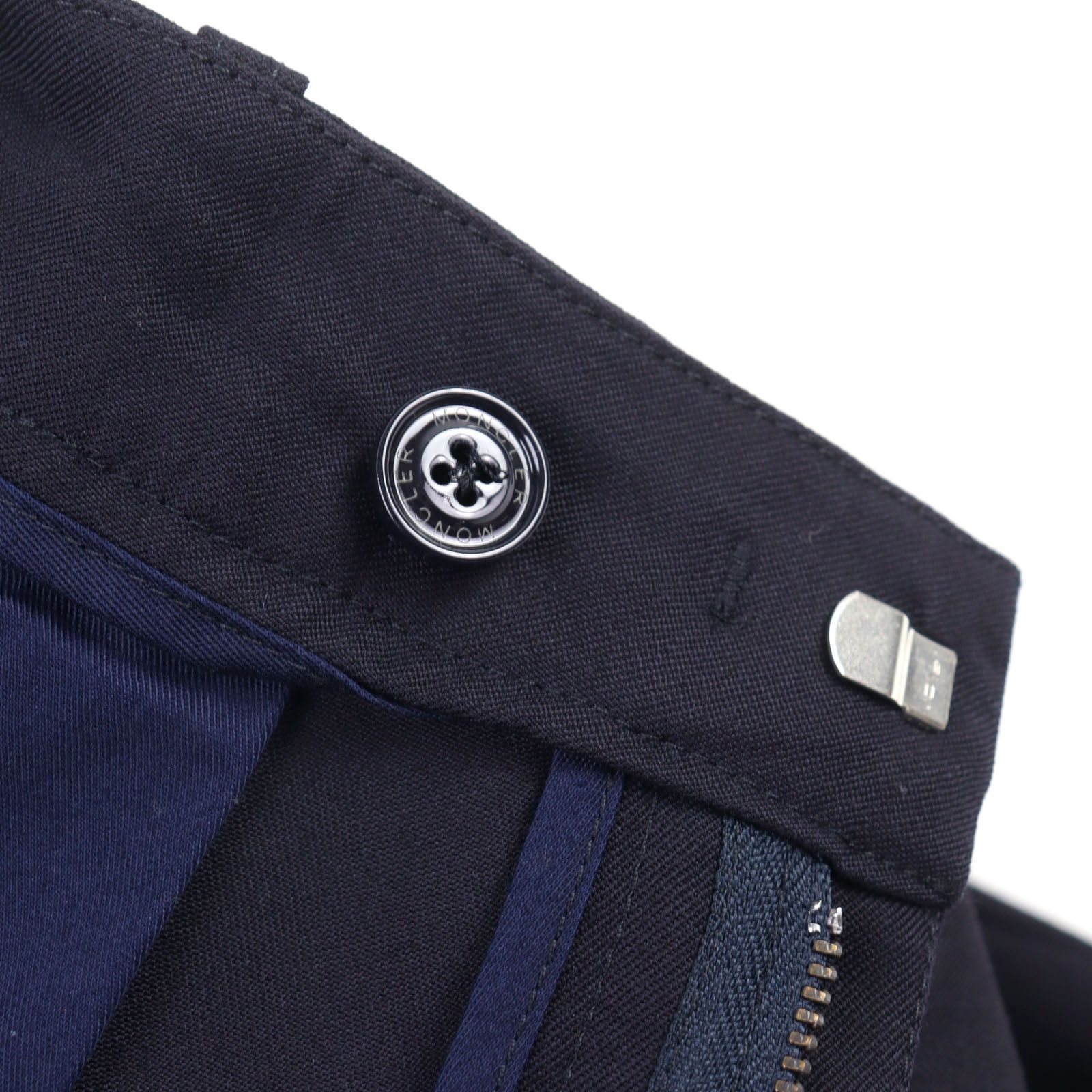 極美品○MONCLER モンクレール 2023年製 I20912A00037 54ANL PANTALONE SPORTIVO ウール100% ロゴワッペン付き スラックス ネイビー 44 正規品 メンズ