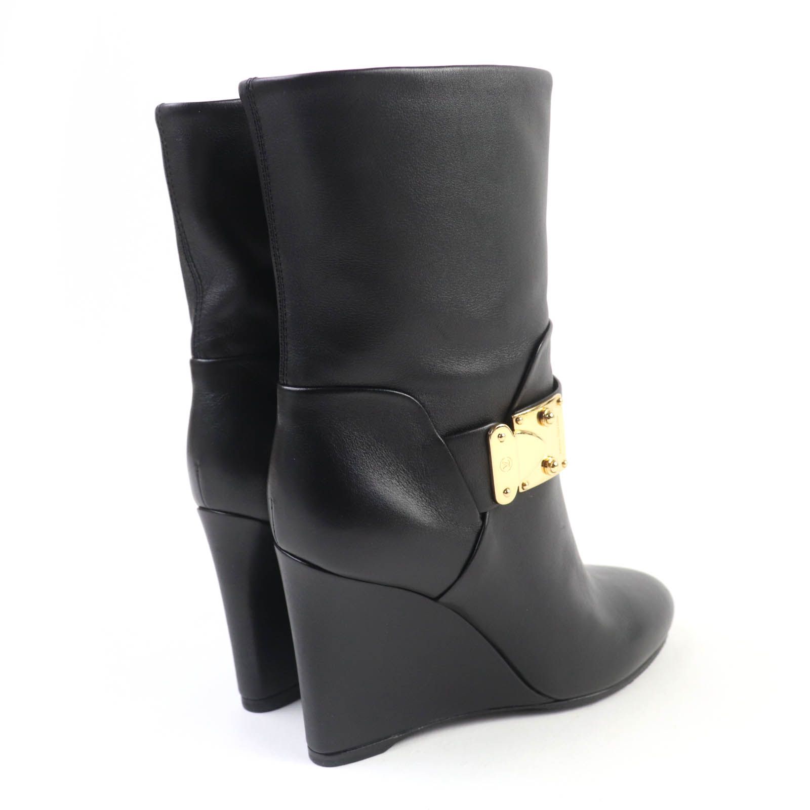 ルイヴィトンブラックレザーアンクルブーツ ゴールドバックル付き ルイ・ヴィトン、ゴールドの“LVロゴ”やラゲージタグ付きのウィメンズ