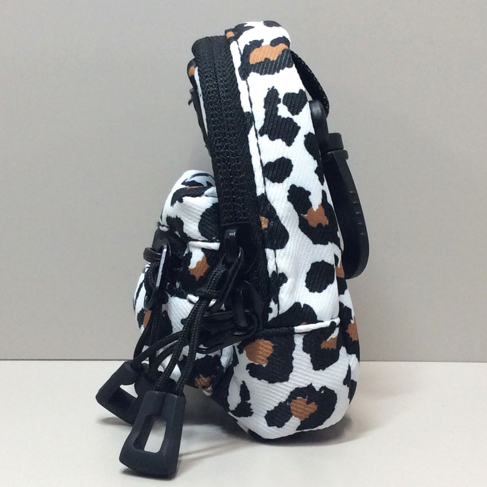 a130【新品・未使用】カラビナ付き ミニリュック型 ポーチ 白ヒョウ柄