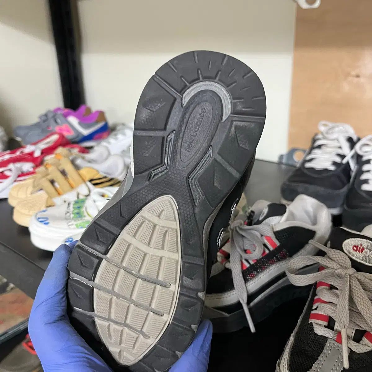 ブラック スニーカー