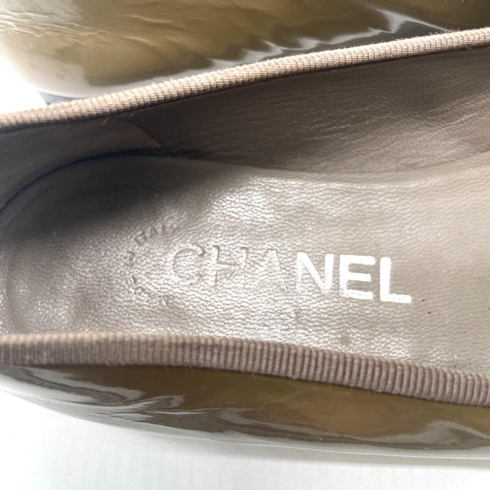  CHANEL シャネル バレエシューズ フラットシューズ ココマーク ステッチ リボン 23㎝ ベージュ系 エナメル フラットシューズ バレエシューズ パンプス