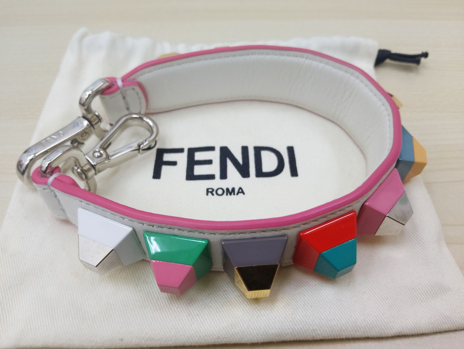 FENDI ハンドストラップ ユー マルチカラー スタッズ ホワイト 白 ハンド