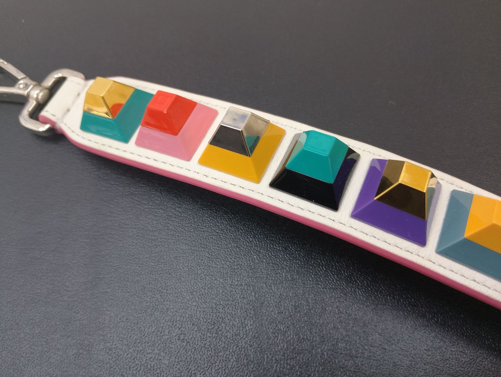  FENDI ハンドストラップ ユー マルチ スタッズ ホワイト 白 ハンド その他 小物