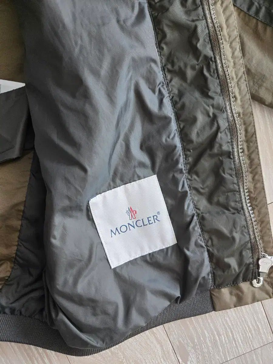 モンクレールキッズ カーキ ブラック フード ウィンドブレーカー 12 a