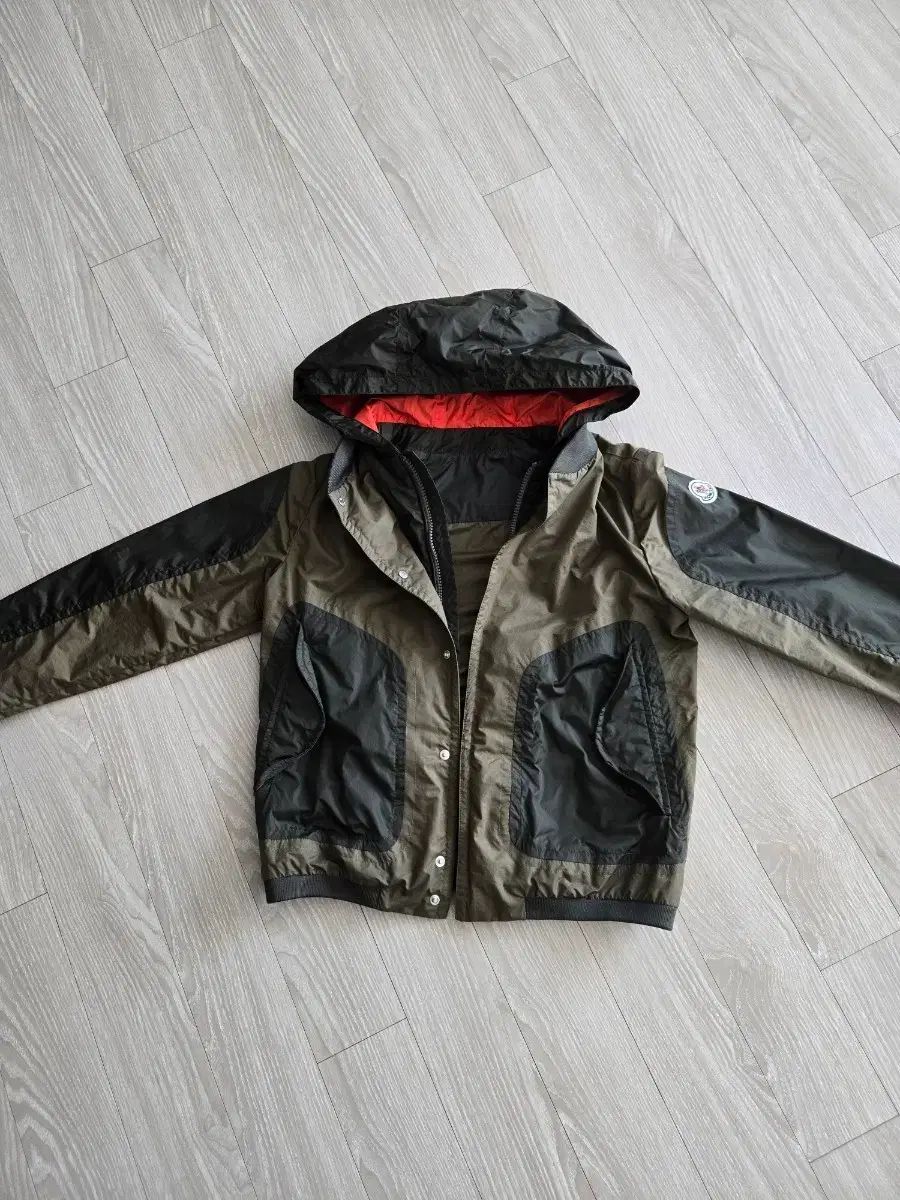 モンクレールキッズ カーキ ブラック フード ウィンドブレーカー 12 a