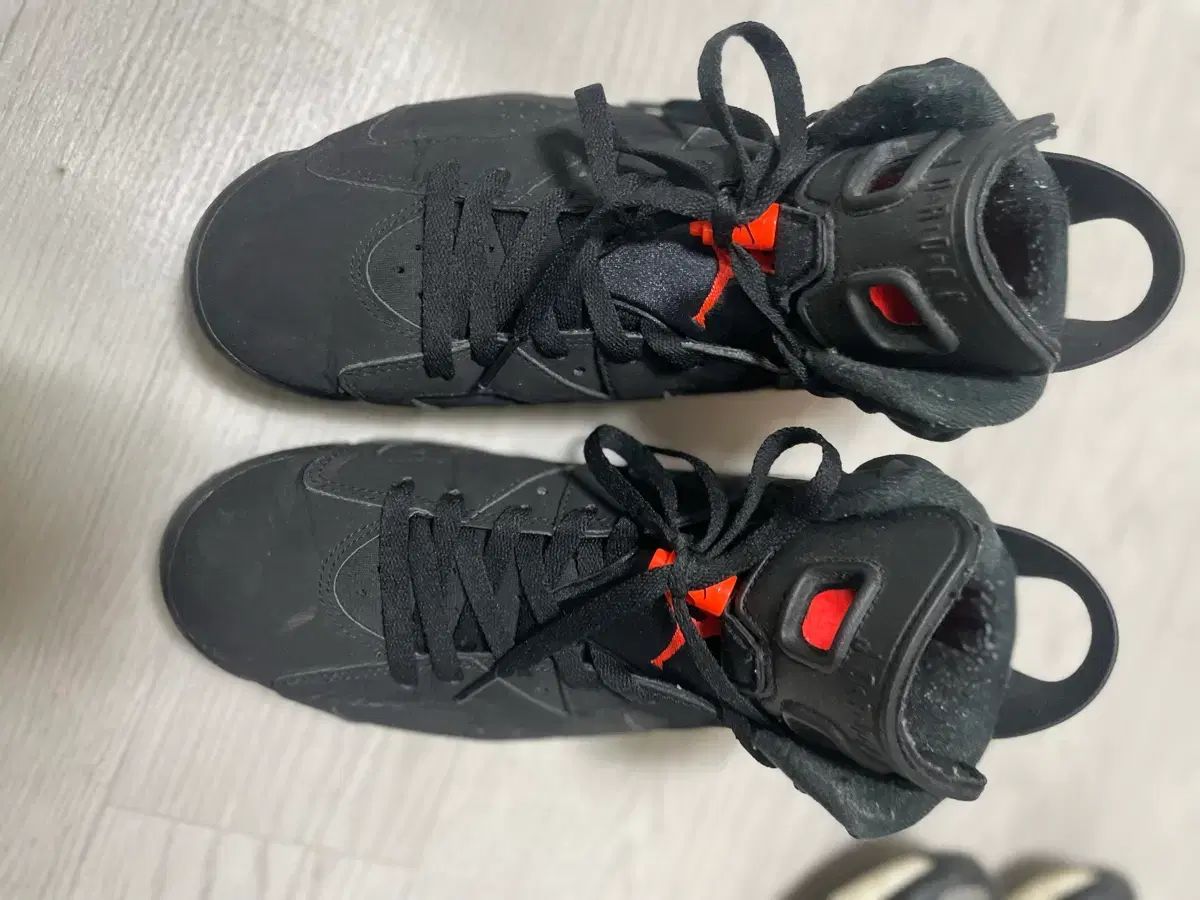 ジョーダン6 ブラック INフラ レッド