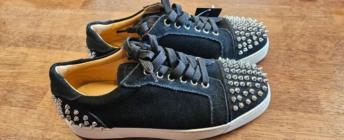 ルブタン スタッズ