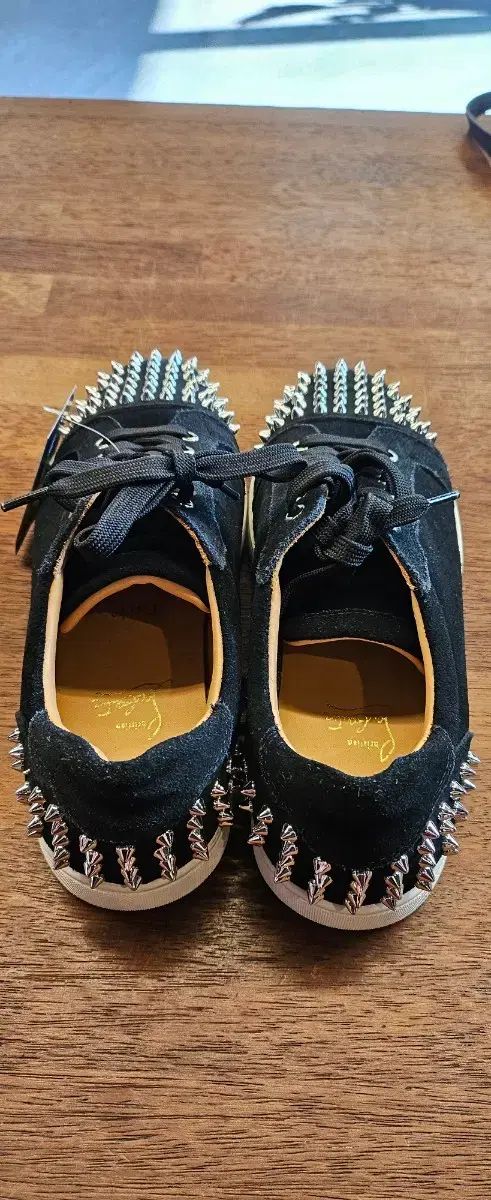 クリスチャン ルブタン スタッズ ブラック スニーカー