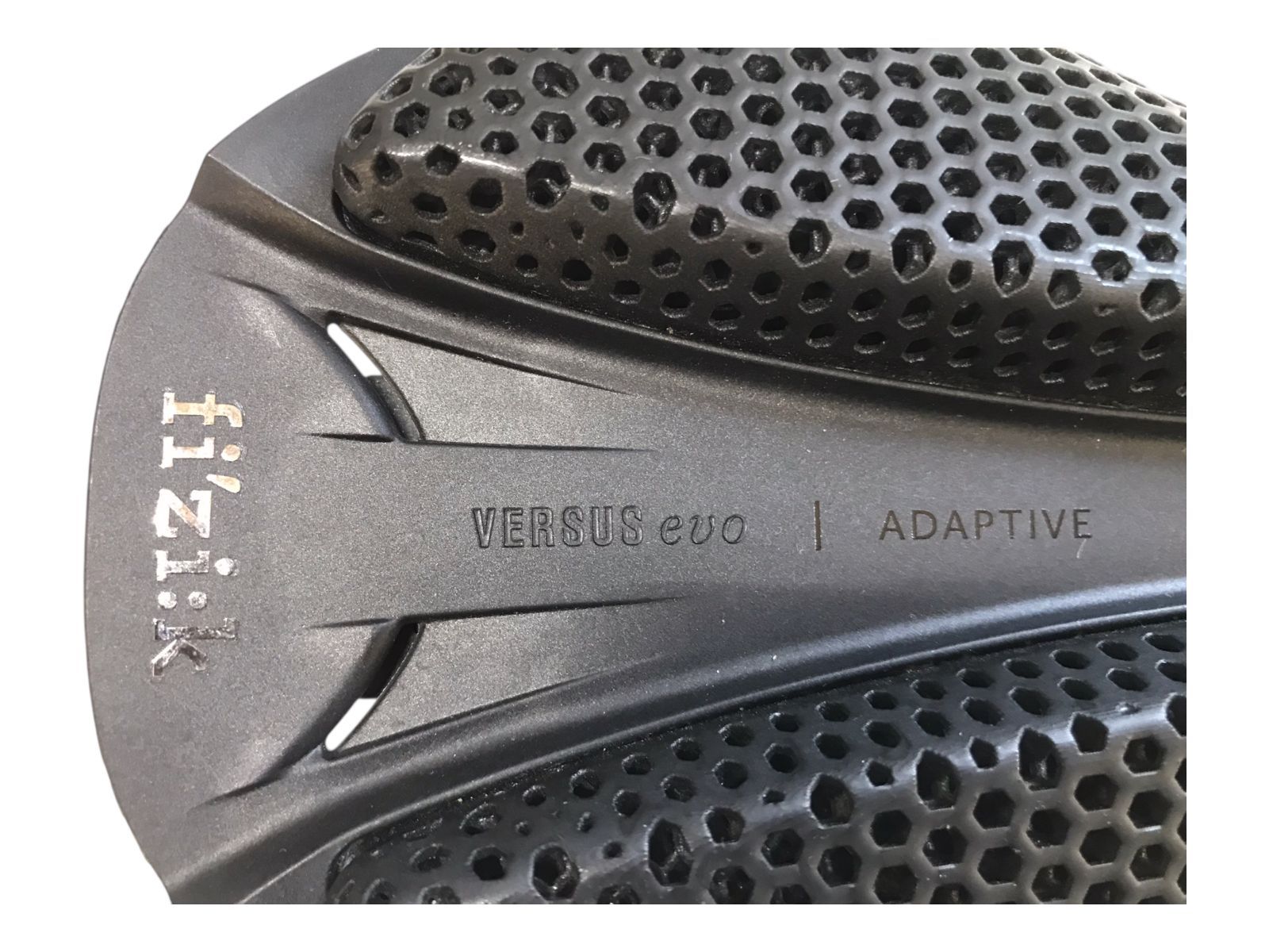 フィジーク アンタレス ADAPTIVE R3 VERSUS EVO フィジーク ANTARES 