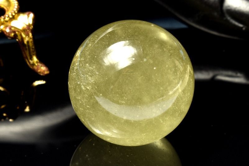 １点物 宇宙からの贈り物 リビアングラス 26 mm 丸玉 台座付き ジオード スフィア パワーストーン 天然石 _CG 6937 宅急便