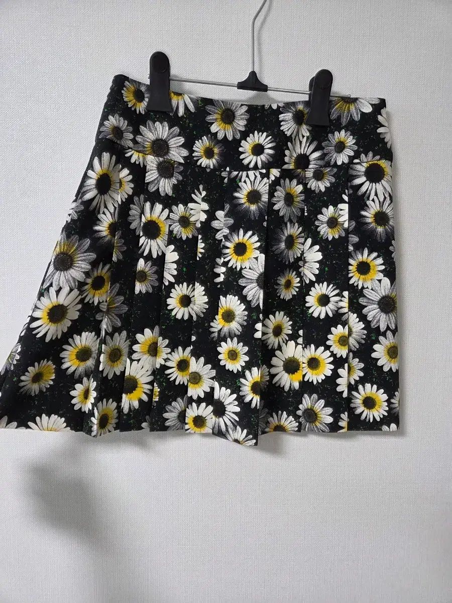 モスキーノ デイジー プリーツスカート 80万円 ほぼ