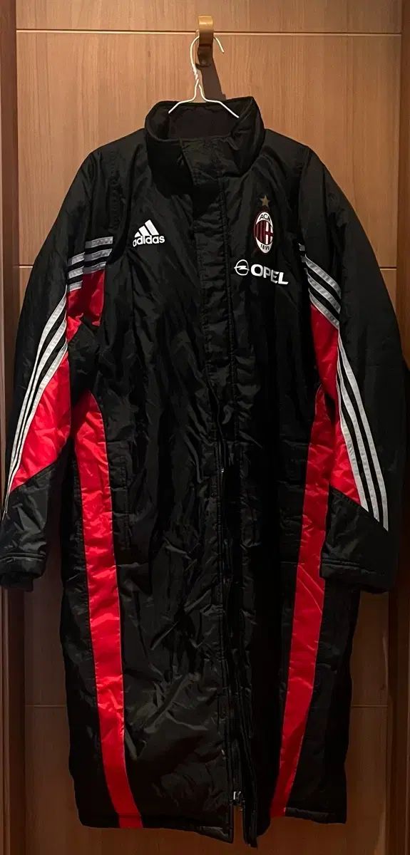 adidas ACミラン ベンチコート ブラック|レッド